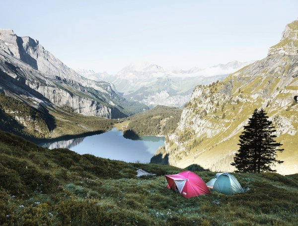 Quels sont les équipements nécessaires pour un camping en région semi-aride en été?
